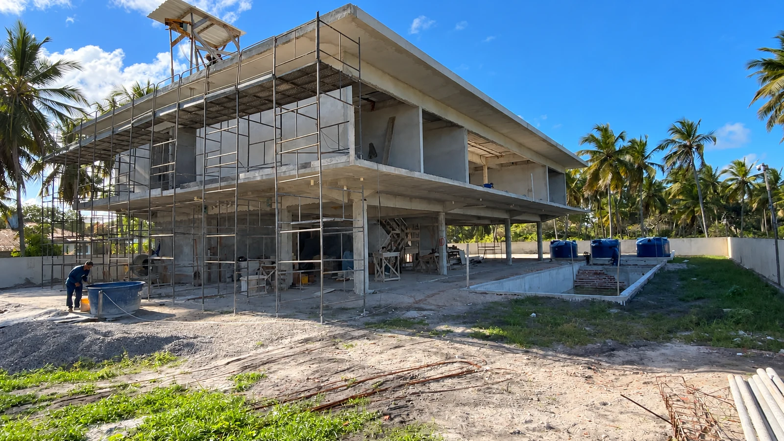 Residência em construção em Recife, com estrutura e andaimes visíveis