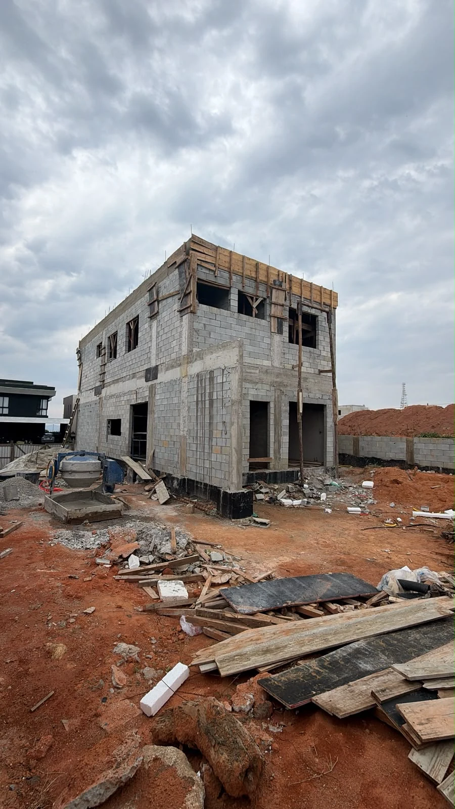 Vista frontal e lateral da residência em construção em Santana de Parnaíba