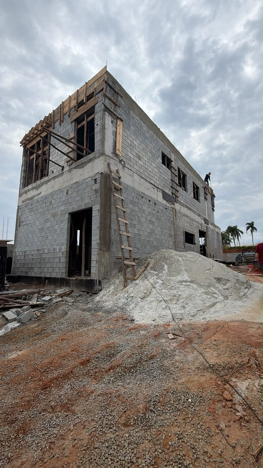 Outro ângulo da estrutura e alvenaria da obra em Santana de Parnaíba